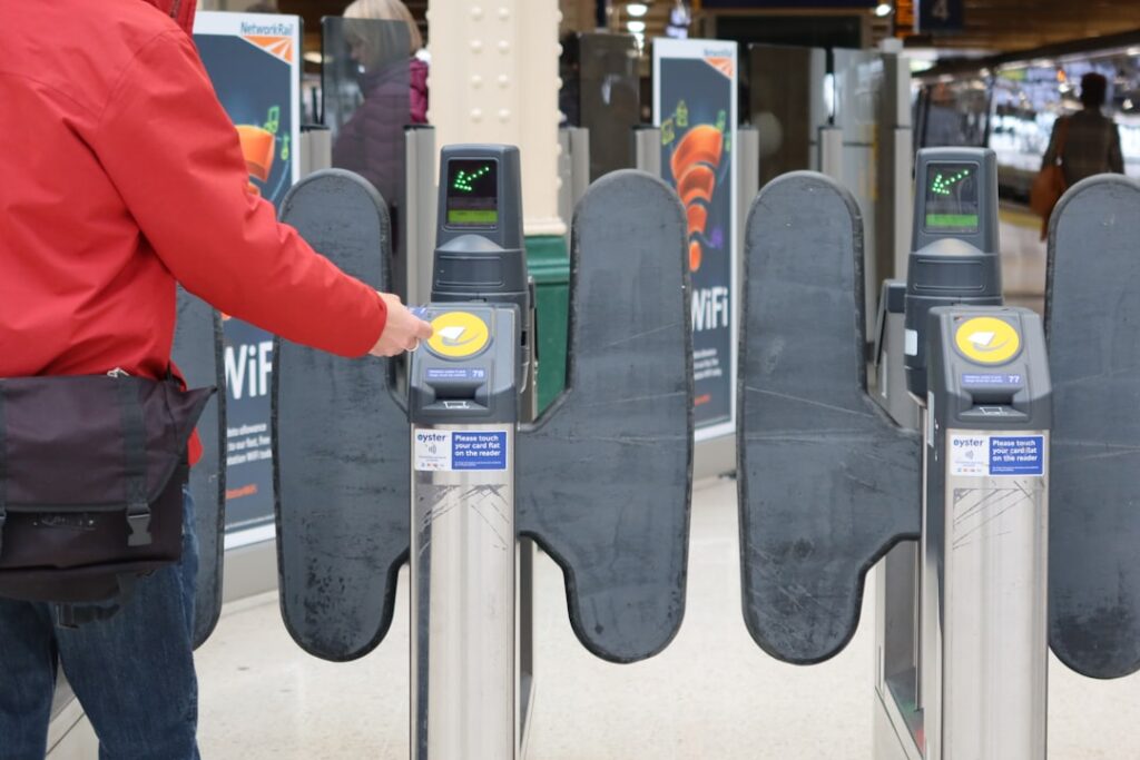 Pinpas Pater Met pinpas inchecken in de trein: zo werkt het met OVpay โ VivaVida