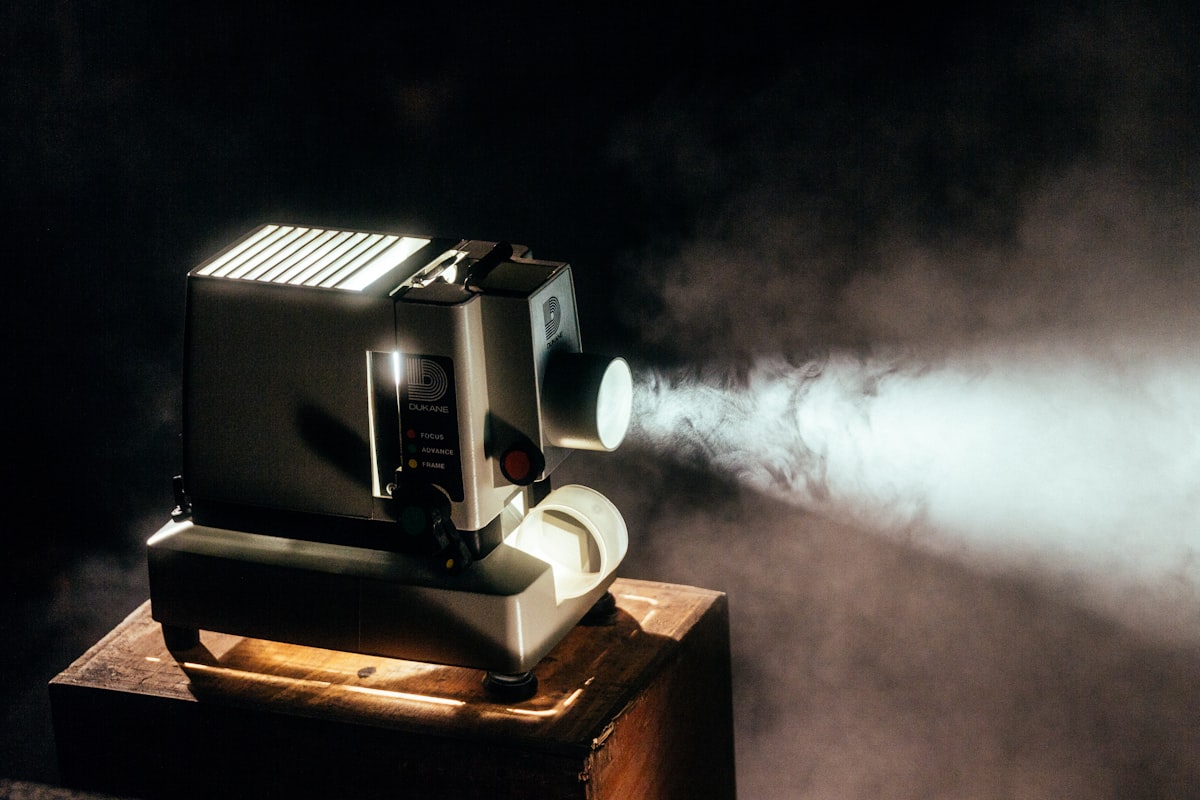 Bioscoopscherm als sfeerbeeld bij filmografie Lykele Muus