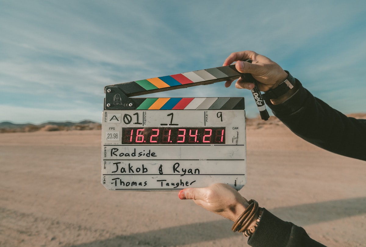 Filmset met camera en lichten - sfeerbeeld bij artikel over acteur Lykele Muus