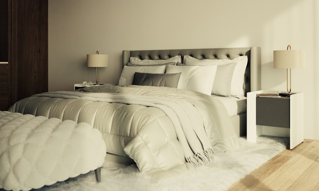 Opgeruimd nachtkastje naast bed