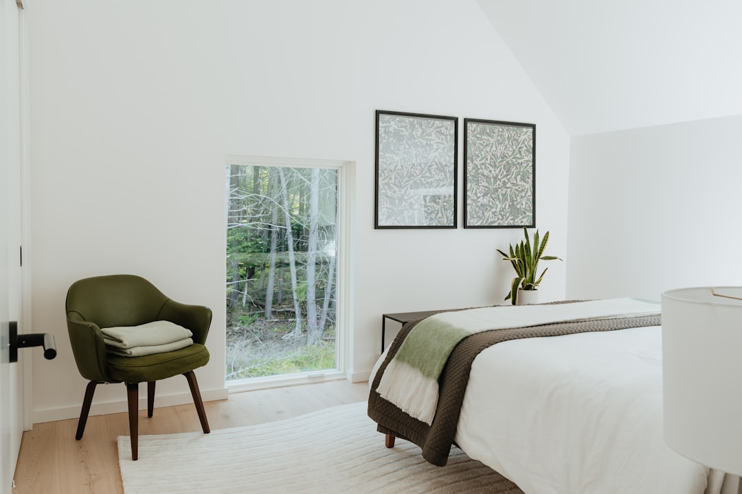 Slaapkamer met zachtgroene muur